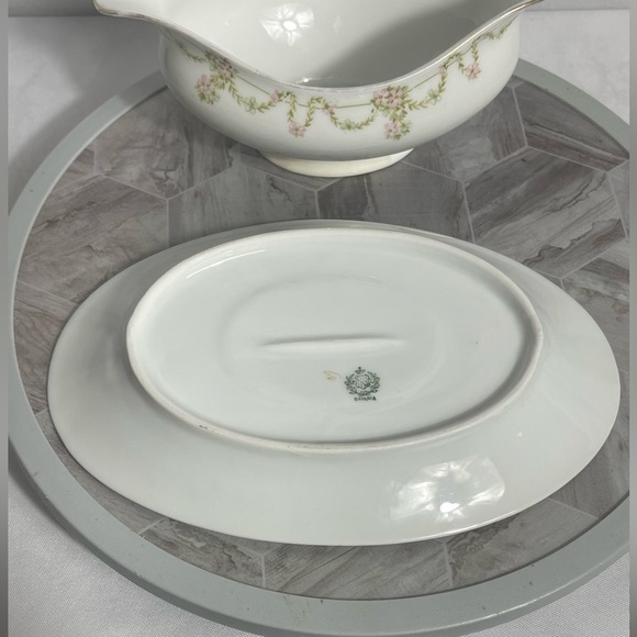 Bavaria Elegant White Delicate Pink Floral Green Garland Gravy Boat with Saucer - Picture 4 of 11